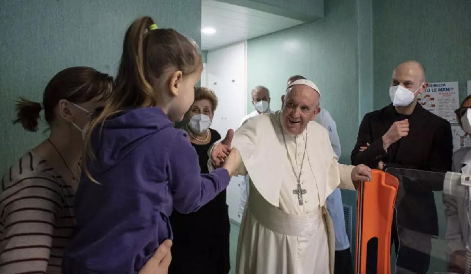 Papa Francisc, alinare şi speranţă la un spital din Roma unde se află copiii din Ucraina 757060