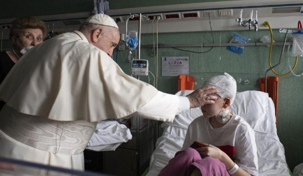 Papa Francisc, alinare şi speranţă la un spital din Roma unde se află copiii din Ucraina 757062