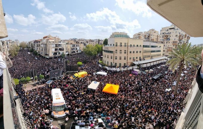 500.000 de evrei ultra-ortodocși au participat la înmormântarea unui rabin. S-a soldat cu 47 de oameni răniți și un copil pierdut