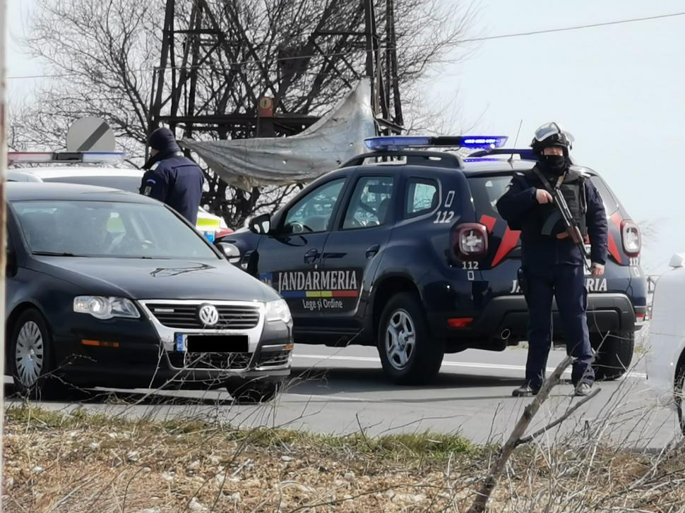 Mascați înarmați pe străzi și filtre pentru prinderea individului care a înjunghiat un militar și a fugit cu mitraliera lui 757086