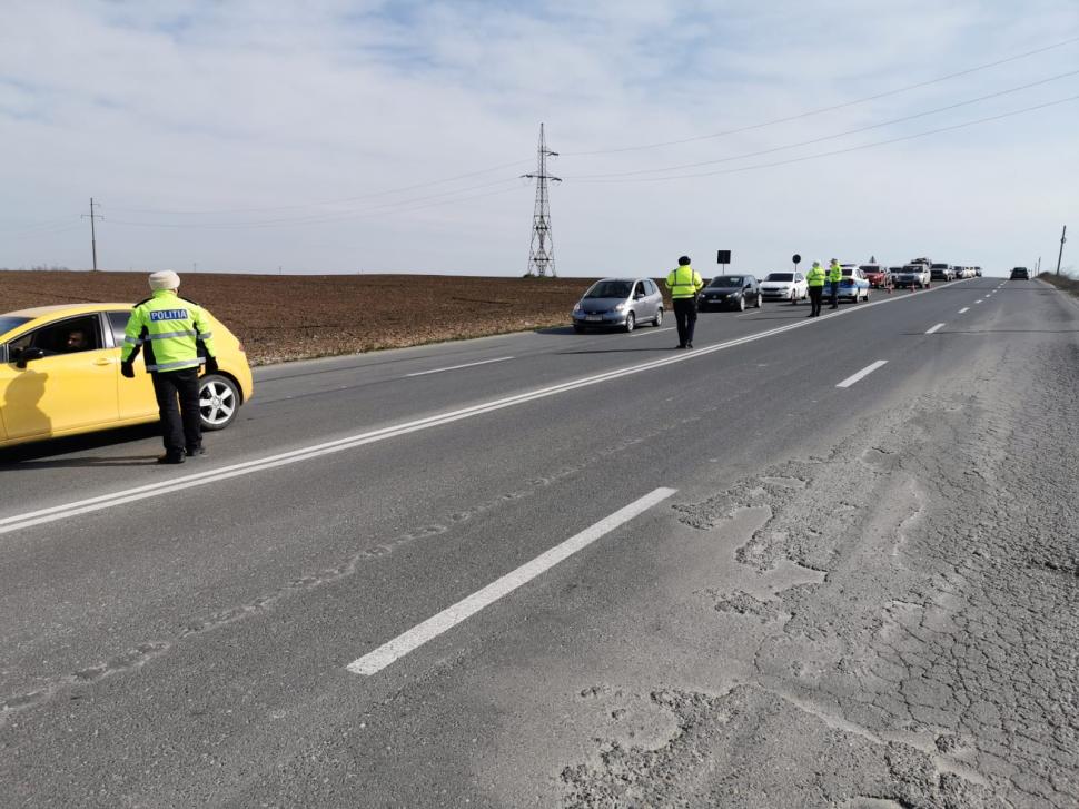 Mascați înarmați pe străzi și filtre pentru prinderea individului care a înjunghiat un militar și a fugit cu mitraliera lui 757087