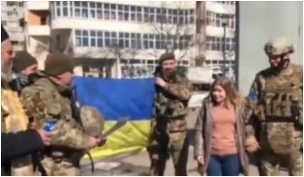 Un soldat ucrainean s-a căsătorit cu iubita lui în plină stradă, înainte să plece la luptă