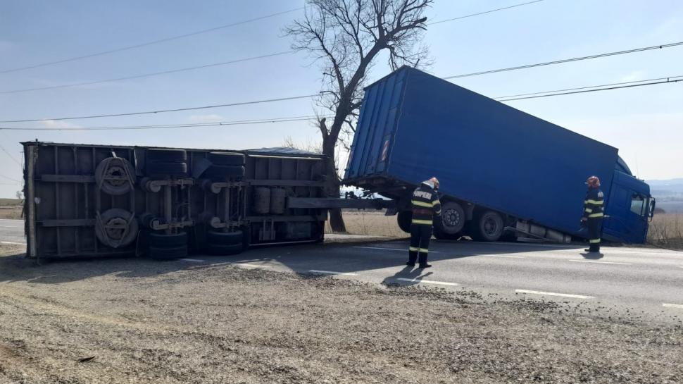 Un TIR cu alimente şi alte produse pentru ucraineni s-a răsturnat în Iaşi