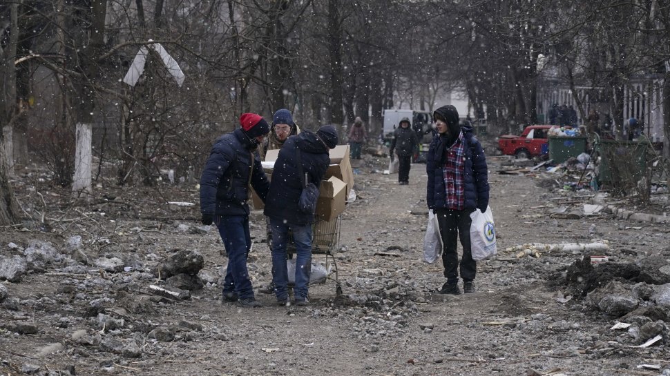 Ruşii au lansat bombardament după bombardament asupra oraşului Mariupol. Salvatorii caută supravieţuitori sub dărâmături