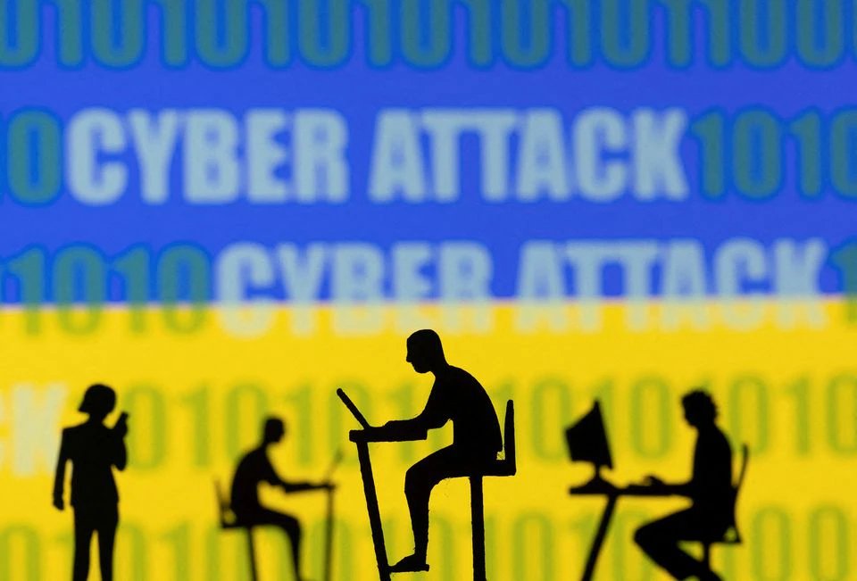 Clienţii unei bănci din România, ţinta unui atac cibernetic. Ce mesaj au primit