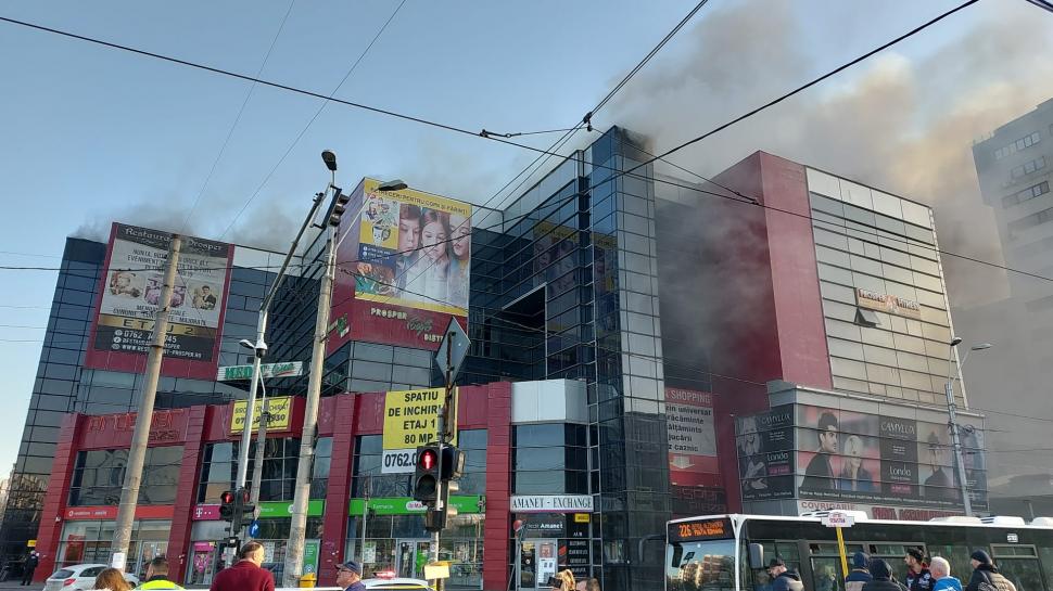 Incendiu puternic la un centru comercial din București. Magazinul fusese amendat pentru lipsa autorizației de securitate la incendiu 757462