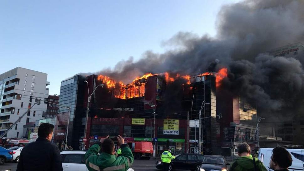 Incendiu puternic la un centru comercial din București. Magazinul fusese amendat pentru lipsa autorizației de securitate la incendiu 757464