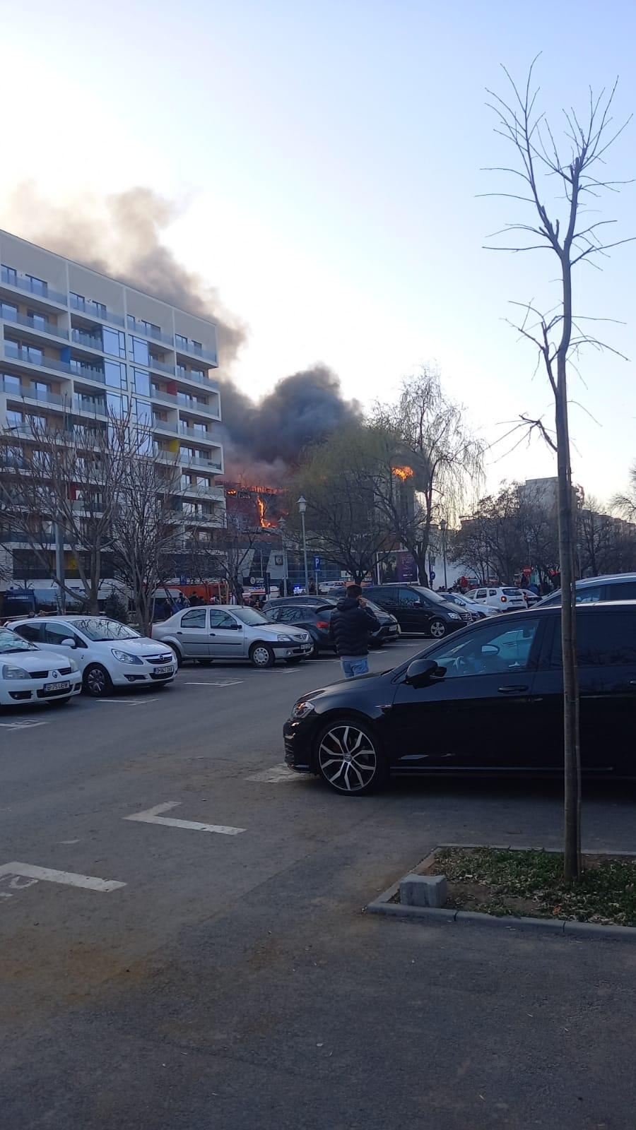 Incendiu puternic la un centru comercial din București. Magazinul fusese amendat pentru lipsa autorizației de securitate la incendiu 757465