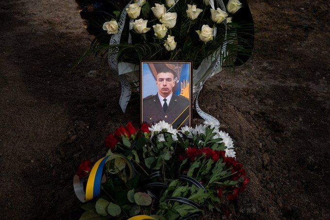Un soldat ucrainean de 21 de ani, ucis de ruși, a fost înmormântat singur, la 900 de kilometri de casă
