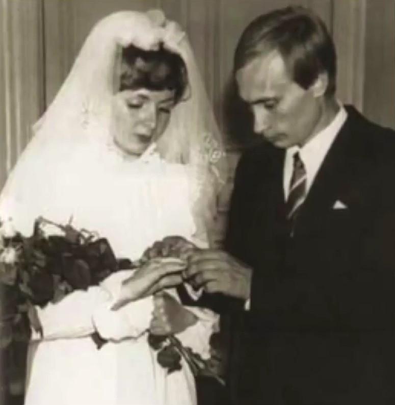 Lucruri neştiute despre copilăria liderului de la Kremlin. Putin a locuit într-un bloc murdar, plin de şobolani 757432