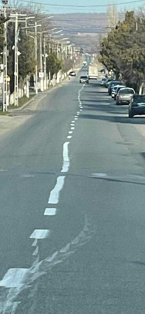 Cum arată o stradă din Drăgăşani după ce "Dorel" a făcut marcajul rutier. "A fost realizat pe ritmuri de 'Jerusalema'?" 757603
