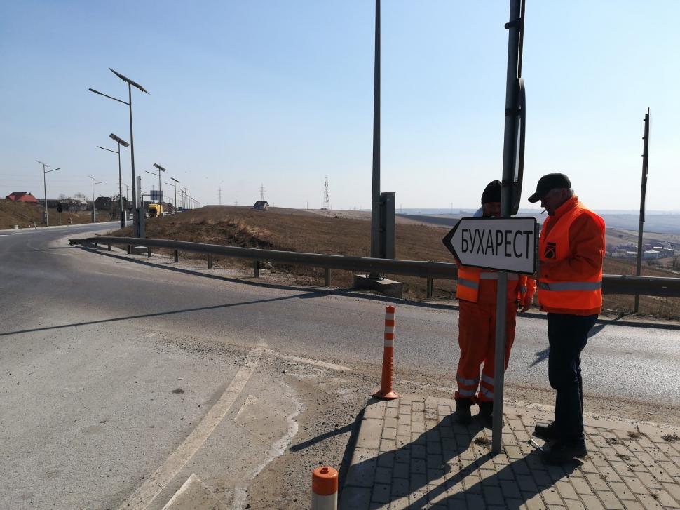 Au apărut indicatoare rutiere în limba ucraineană pentru refugiaţi, la noi în ţară 757641