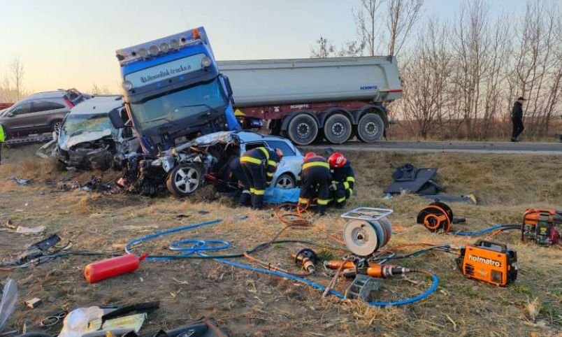 Accident cumplit pe DN 2E, în Suceava. O persoană a murit şi alta a fost grav rănită
