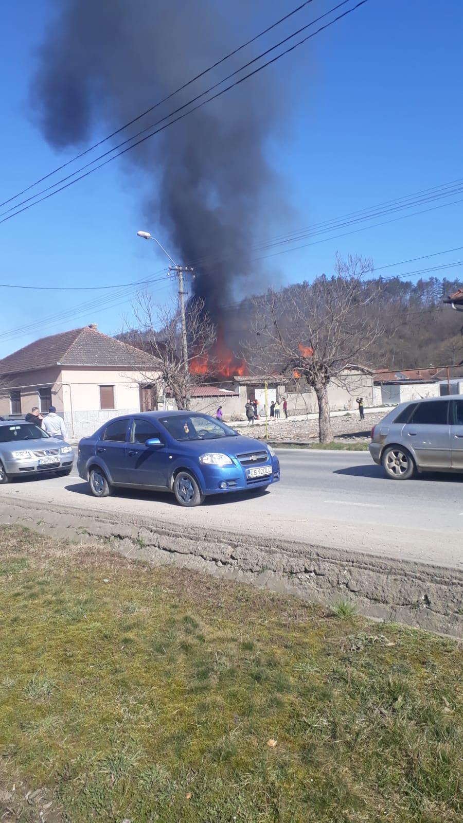 O casă a ars în întregime chiar de Buna Vestire, în timp ce proprietarii se aflau la biserică 758099