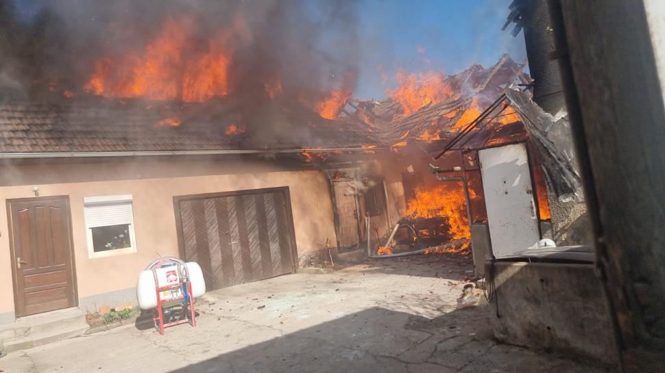 O casă a ars în întregime chiar de Buna Vestire, în timp ce proprietarii se aflau la biserică 758100
