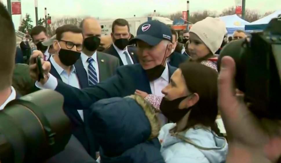 Președintele SUA, între refugiații din Ucraina | Joe Biden și-a făcut selfie cu o fetiță ucraineană și a spus că Vladimir Putin este "un măcelar"