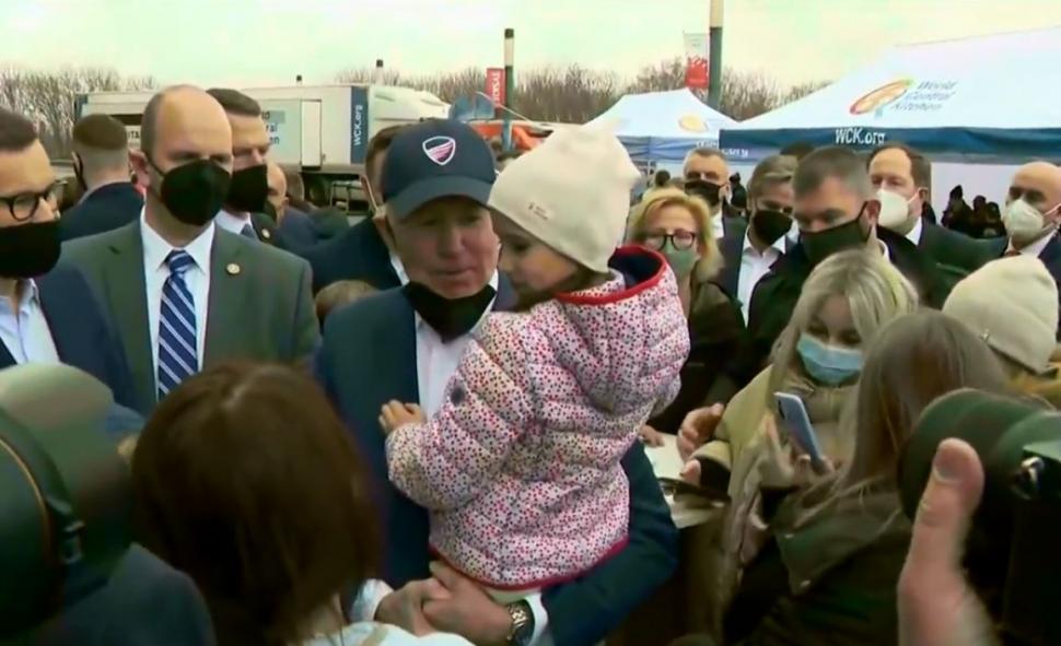 Președintele SUA, între refugiații din Ucraina | Joe Biden și-a făcut selfie cu o fetiță ucraineană și a spus că Vladimir Putin este "un măcelar" 758273