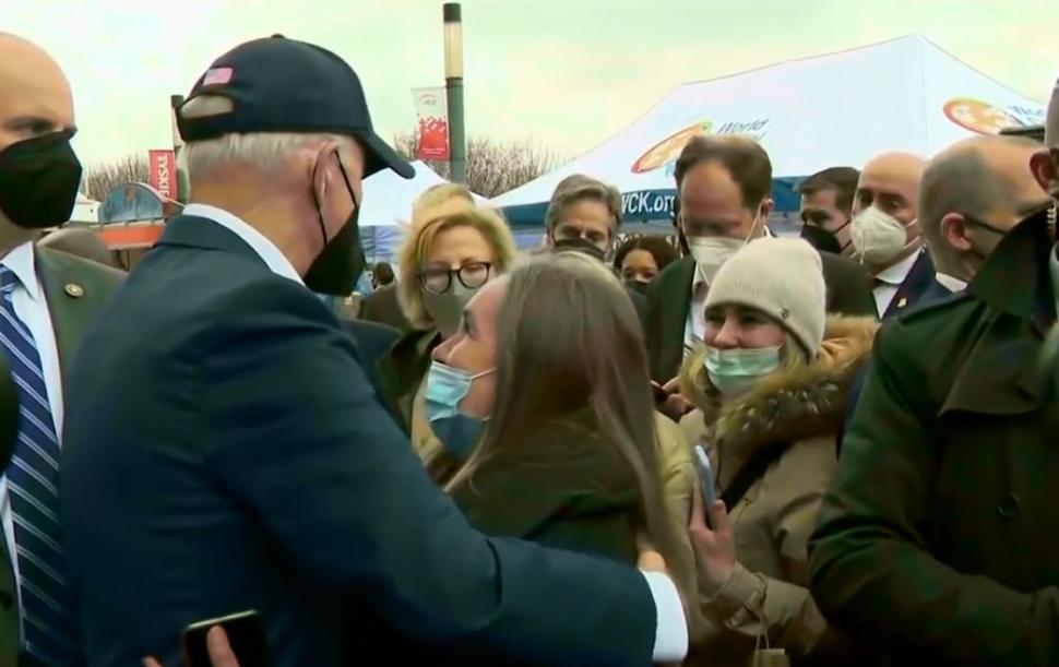 Președintele SUA, între refugiații din Ucraina | Joe Biden și-a făcut selfie cu o fetiță ucraineană și a spus că Vladimir Putin este "un măcelar" 758275