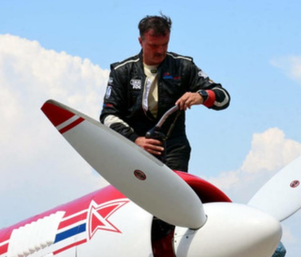 El este pilotul care a murit după ce un avion s-a prăbușit în județul Prahova. Avea peste 10.000 de ore de zbor 758264