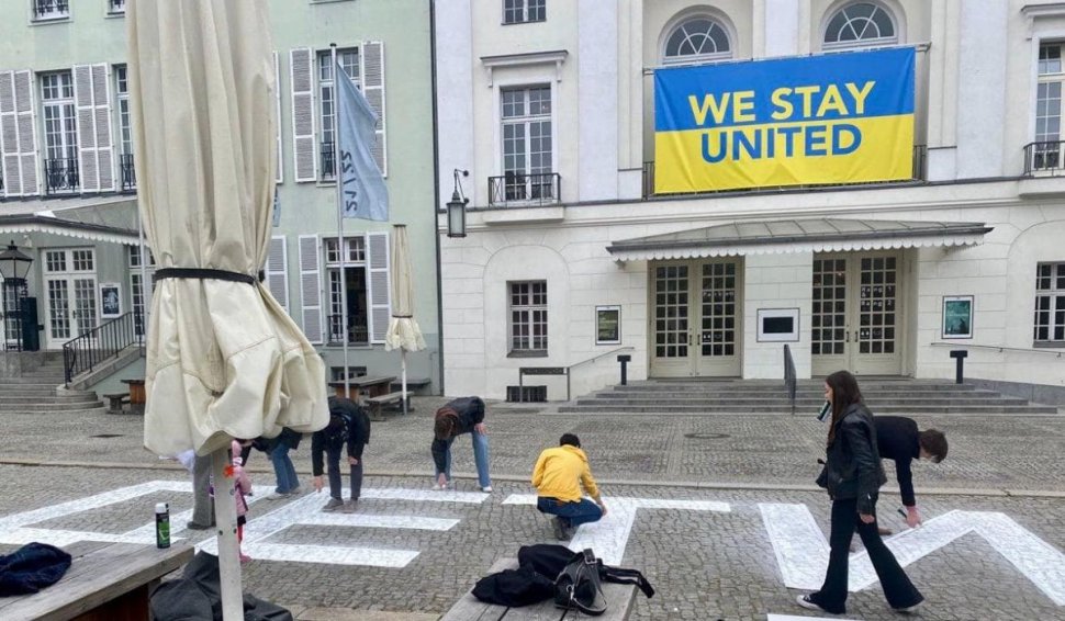 Gest emoționant: Teatrul din Berlin a refăcut avertismentul menit să oprească bombardarea copiilor de către forțele ruse
