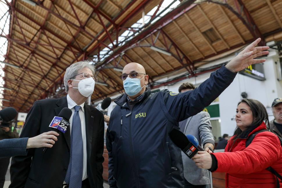 Comisarul european pentru Economie, Paolo Gentiloni, a vizitat refugiații ucraineni de la Gara de Nord 758495