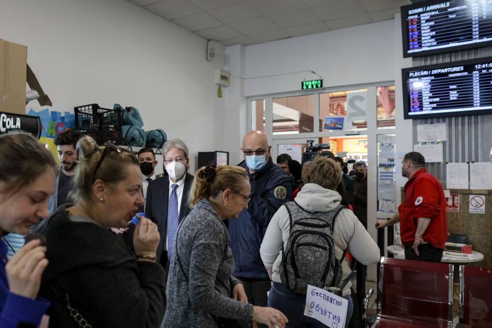 Comisarul european pentru Economie, Paolo Gentiloni, a vizitat refugiații ucraineni de la Gara de Nord 758497