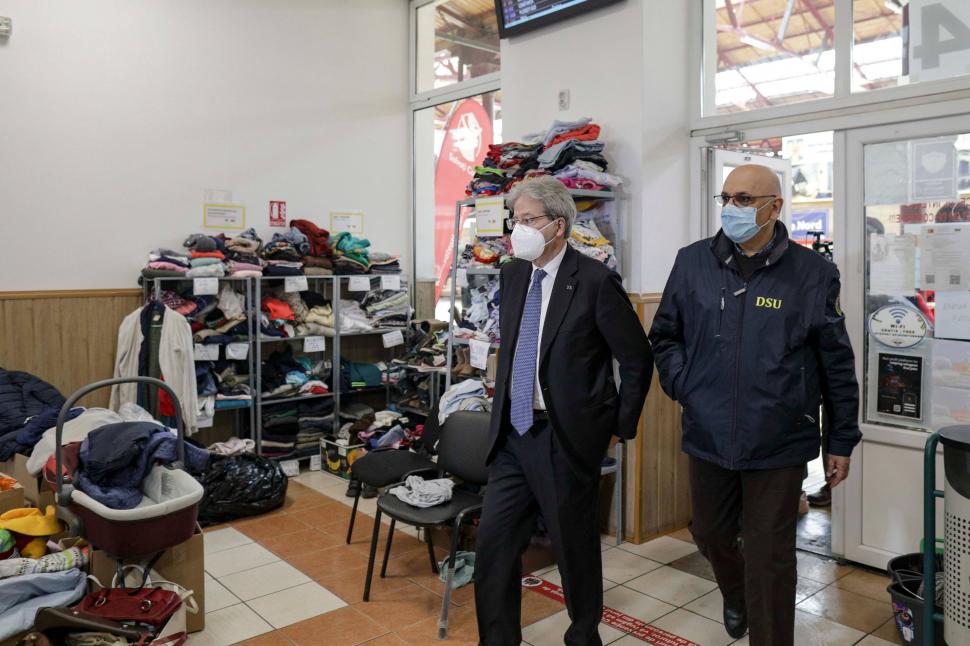 Comisarul european pentru Economie, Paolo Gentiloni, a vizitat refugiații ucraineni de la Gara de Nord 758500