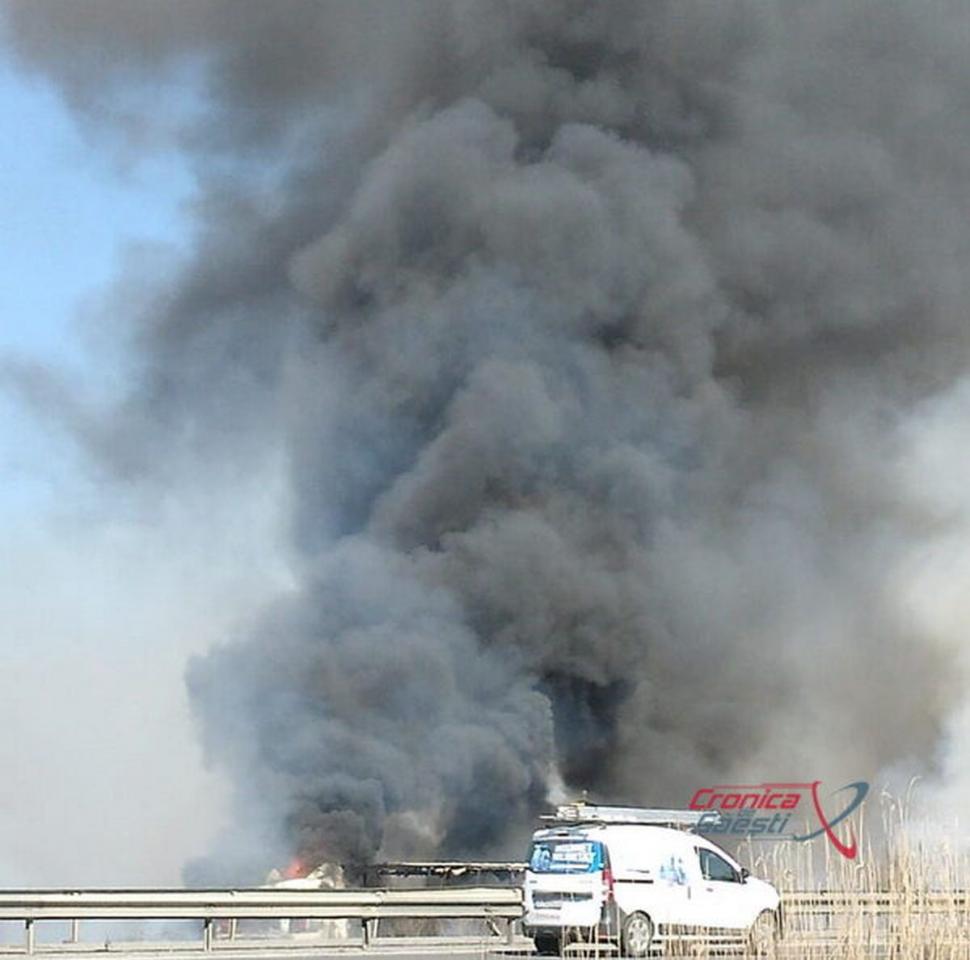 Flăcări uriaşe pe Autostrada Bucureşti-Piteşti. Un TIR s-a făcut scrum, iar focul s-a extins şi la vegetaţia din jur 758578