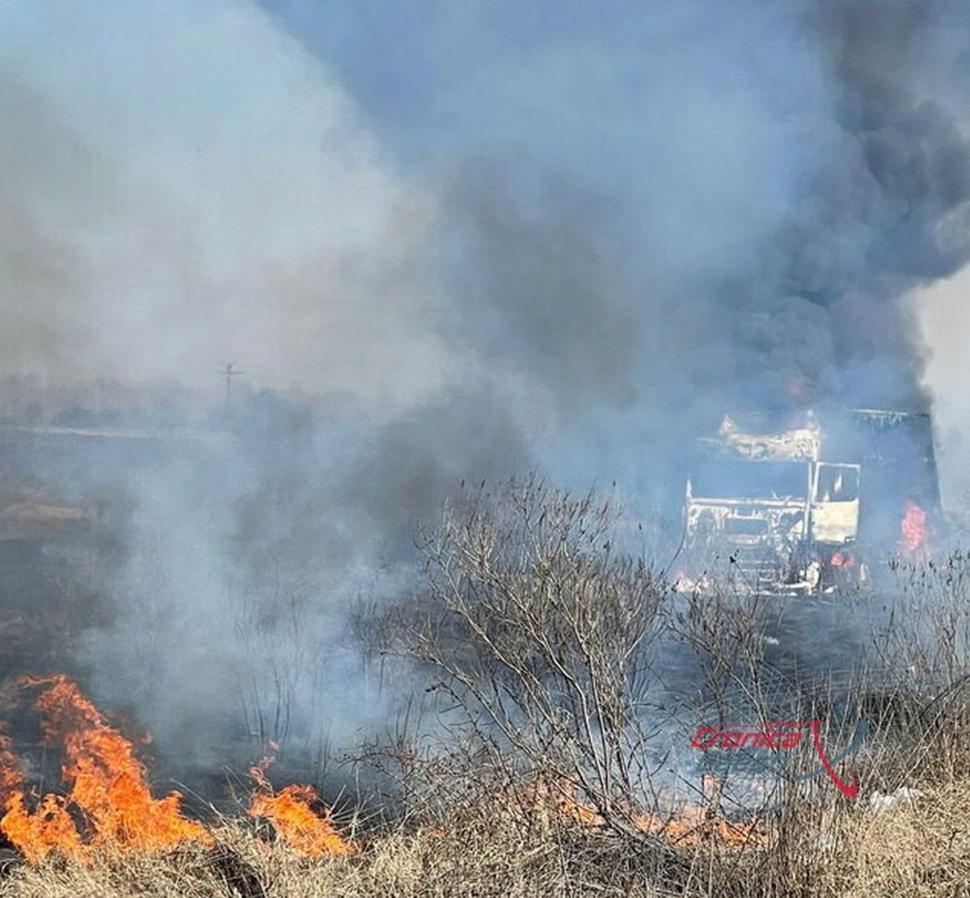 Flăcări uriaşe pe Autostrada Bucureşti-Piteşti. Un TIR s-a făcut scrum, iar focul s-a extins şi la vegetaţia din jur 758579