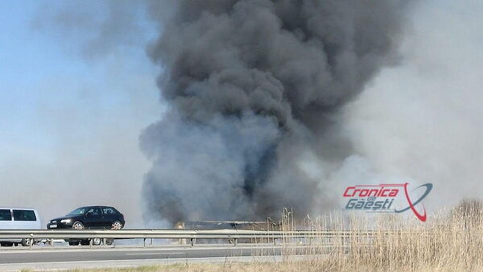 Flăcări uriaşe pe Autostrada Bucureşti-Piteşti. Un TIR s-a făcut scrum, iar focul s-a extins şi la vegetaţia din jur 758580