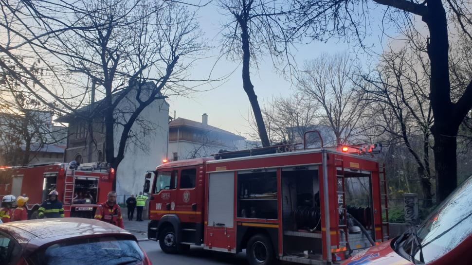 Incendiu puternic la o casă din Sectorul 1. Flăcările s-au extins la o altă clădire 758545