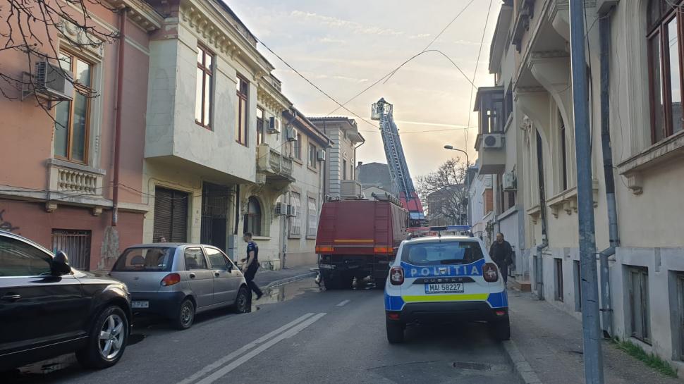 Incendiu puternic la o casă din Sectorul 1. Flăcările s-au extins la o altă clădire 758546