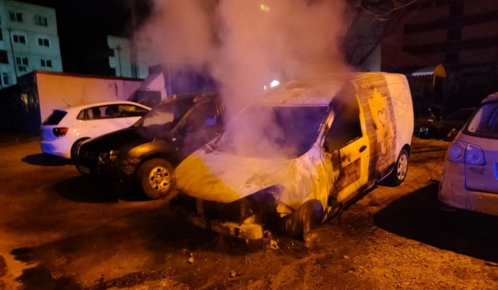 Două mașini incendiate în stil mafiot, în toiul nopții, în Galați. Alte patru autoturisme au fost afectate