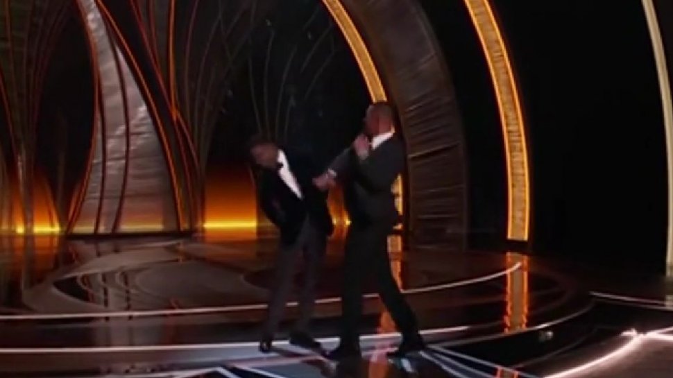 Will Smith l-a lovit pe Chris Rock pe scenă, în timpul decernării premiilor Oscar, după o glumă despre soția lui