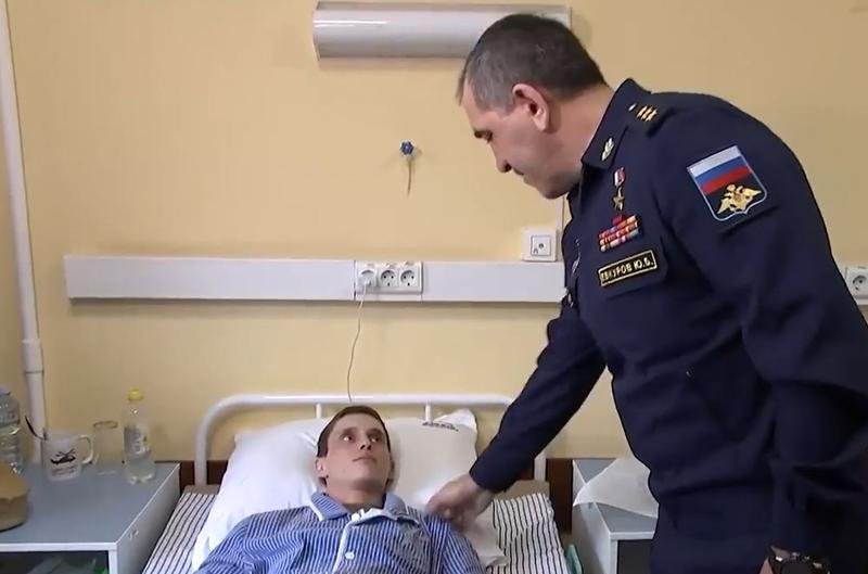 ”Sper că te vei pune curând pe picioare”. Gafa adjunctului ministrului rus al apărării în timp ce decora un soldat rănit în Ucraina