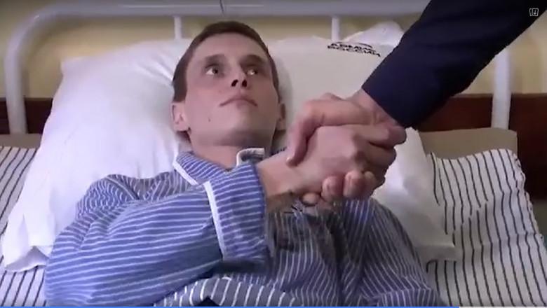 ”Sper că te vei pune curând pe picioare”. Gafa adjunctului ministrului rus al apărării în timp ce decora un soldat rănit în Ucraina 758398