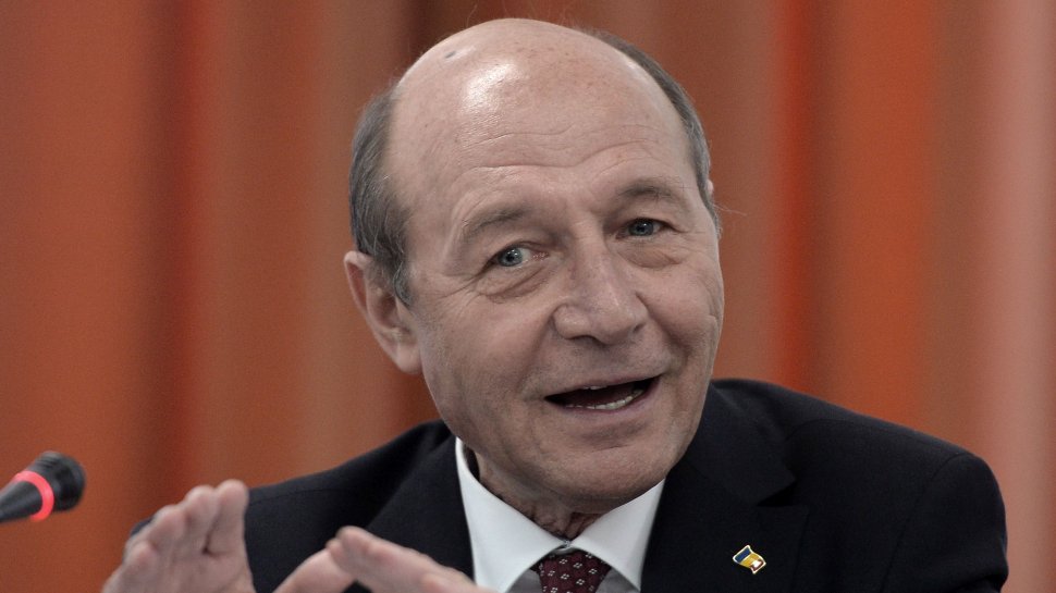Cum a fost surprins Traian Băsescu la vila din Mihăileanu cărând personal mai multe sacoșe voluminoase 