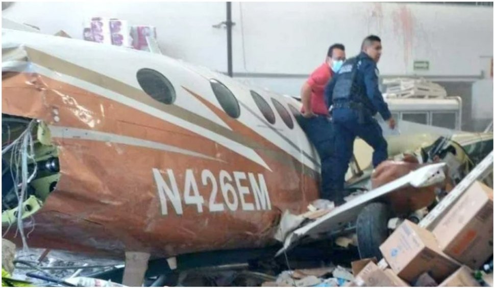 Un avion s-a prăbușit peste un magazin din Mexic | 3 persoane au murit