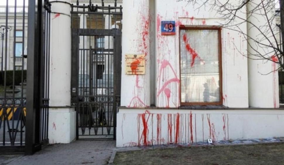 Protest la Ambasada Rusiei din Varșovia. Clădirea a fost stropită cu vopsea roșie 758623