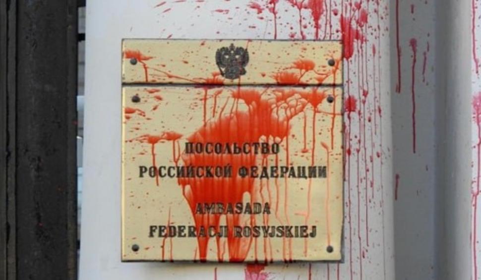 Protest la Ambasada Rusiei din Varșovia. Clădirea a fost stropită cu vopsea roșie 758624