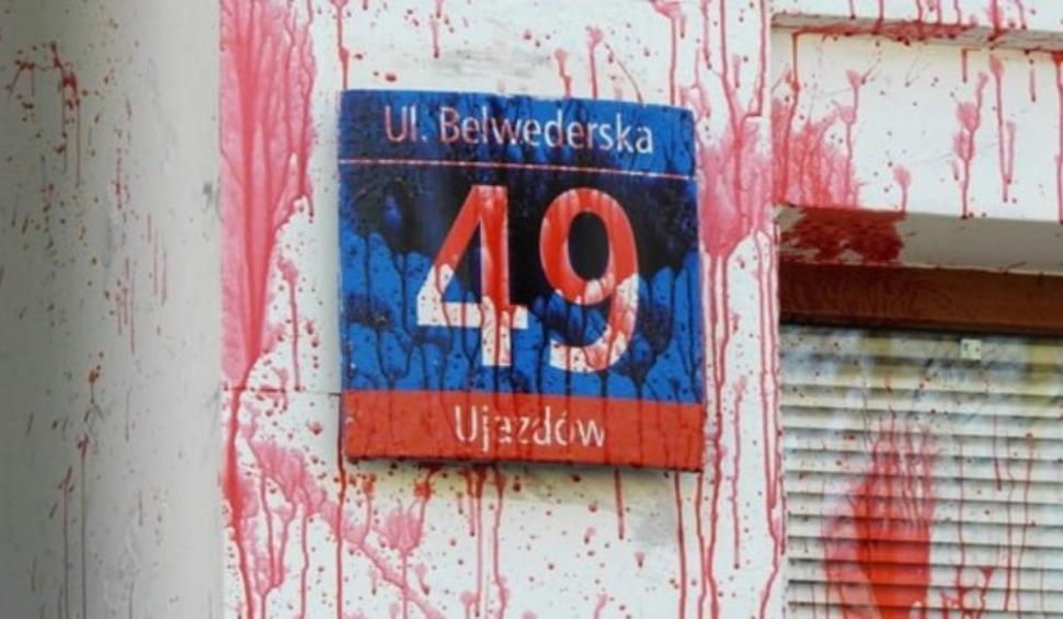 Protest la Ambasada Rusiei din Varșovia. Clădirea a fost stropită cu vopsea roșie 758625