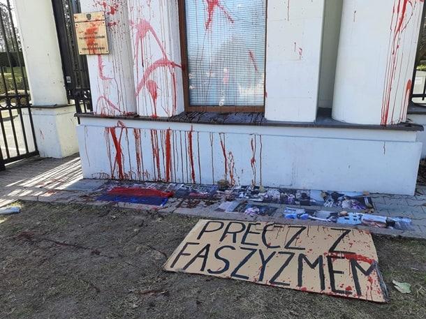 Protest la Ambasada Rusiei din Varșovia. Clădirea a fost stropită cu vopsea roșie 758626