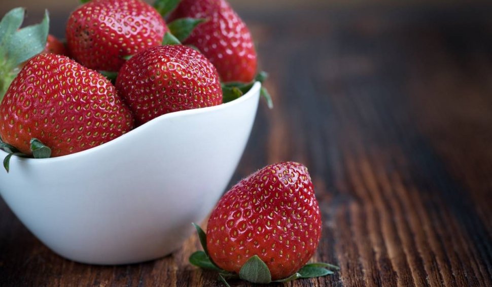 ”Există mai mult de 20 de tipuri de pesticide în căpșune!” | Care sunt cele mai contaminate alimente și cum le spălăm corect