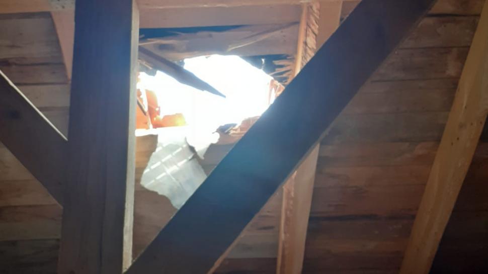 Disperarea mamei din Hunedoara care s-a trezit cu un bolovan în camera copiilor: ”Am zbierat la ei să iasă afară” | Încăperea arată ca și cum ar fi fost bombardată 758965