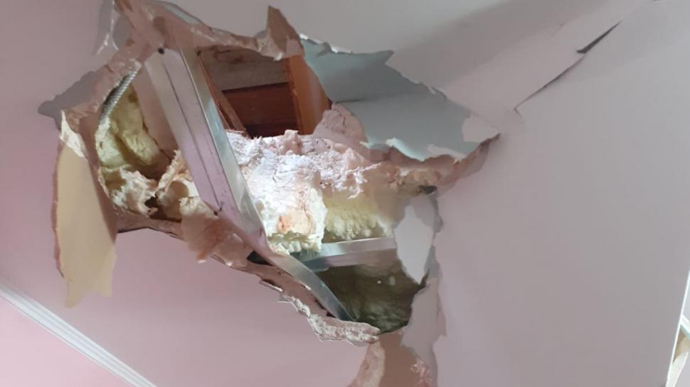 Disperarea mamei din Hunedoara care s-a trezit cu un bolovan în camera copiilor: ”Am zbierat la ei să iasă afară” | Încăperea arată ca și cum ar fi fost bombardată 758966