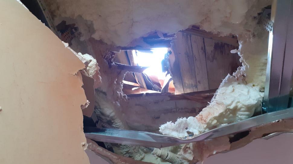 Disperarea mamei din Hunedoara care s-a trezit cu un bolovan în camera copiilor: ”Am zbierat la ei să iasă afară” | Încăperea arată ca și cum ar fi fost bombardată 758967