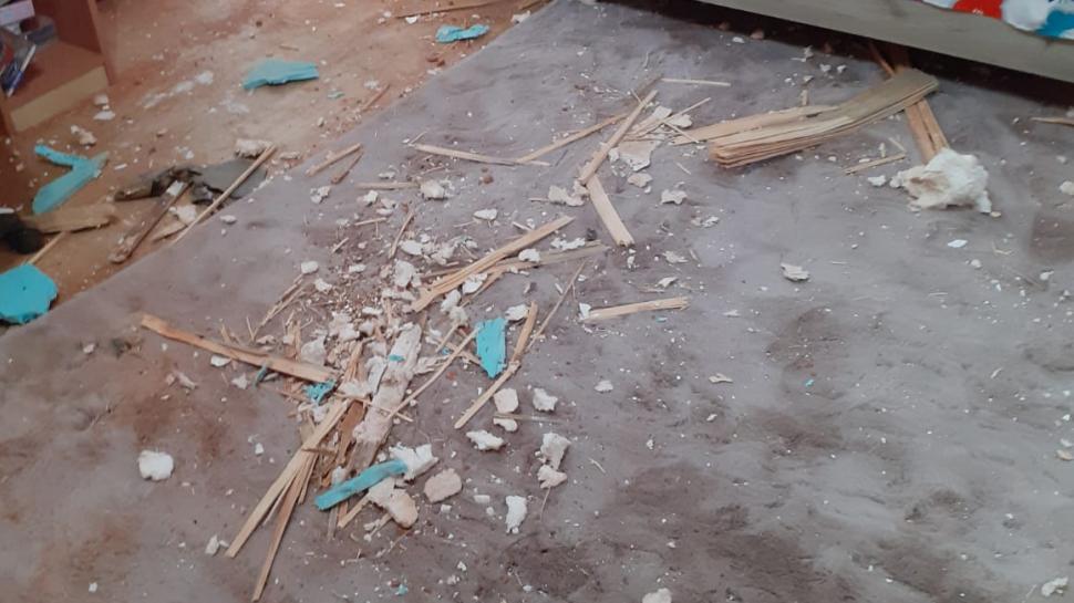 Disperarea mamei din Hunedoara care s-a trezit cu un bolovan în camera copiilor: ”Am zbierat la ei să iasă afară” | Încăperea arată ca și cum ar fi fost bombardată 758968