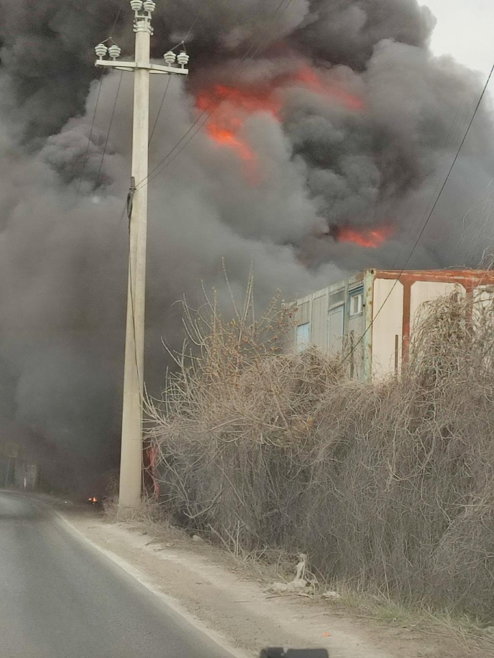 Incendiu puternic la marginea Bucureştiului. Traficul auto, blocat în zona Glina | RO-ALERT: Evacuaţi zona, luaţi măsuri de adăpostire şi protecţie 758982