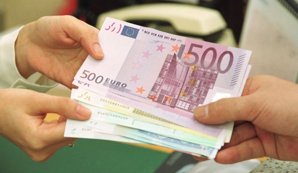 Inspector antifraudă fiscală, prins în flagrant de DNA în timp ce primea 100.000 de euro
