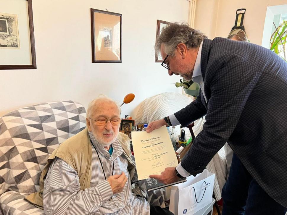 Lucian Romaşcanu i-a înmânat actorului Constantin Codrescu, distincţia pentru excepționala sa carieră artistică  758999